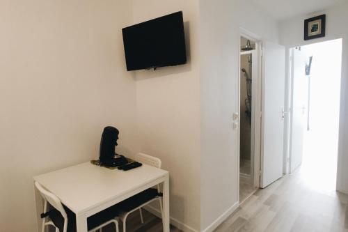 Beautiful bright studio near Montparnasse - image 11