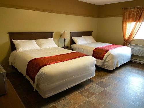 2 queen beds