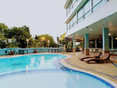 Swimming pool, Viangtak Riverside Hotel in Muang Tak