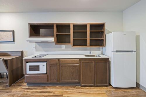 WoodSpring Suites Davenport Quad Cities - image 9