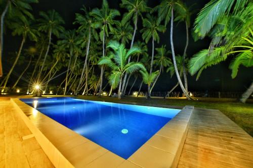 Arhimser Villa-superb 4 bedroom beachfront BB for 8 in Ranna, Tangalle, pool, free pick up for stays Tangalle