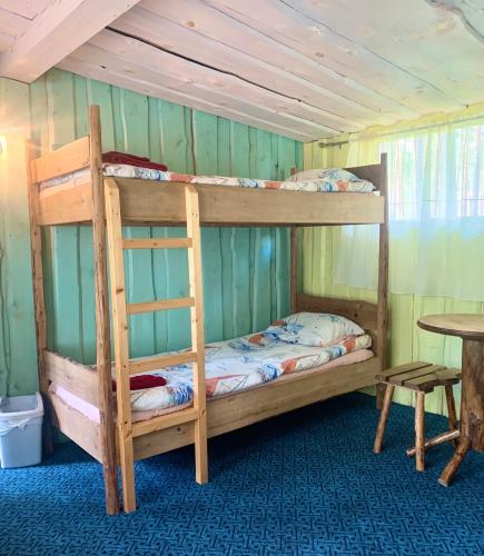 1 twin bed, 1 bunk bed