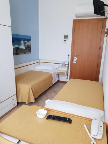 Twin Room with Sea View image 4