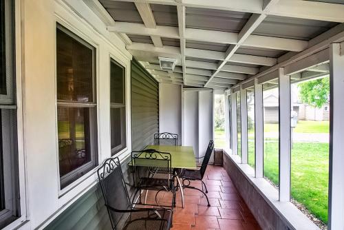 2 bedrooms, 5 beds