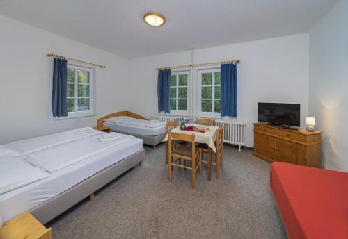 1 queen bed, 2 twin beds