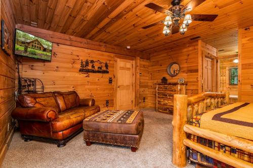 Premium Cabin HotTub Near Shows with gametable Dining Room Deer Tracks - image 6