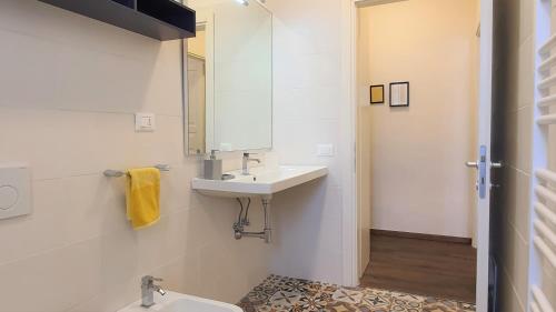 Elegant Yellow Apartment In San Gallo Firenze - image 5