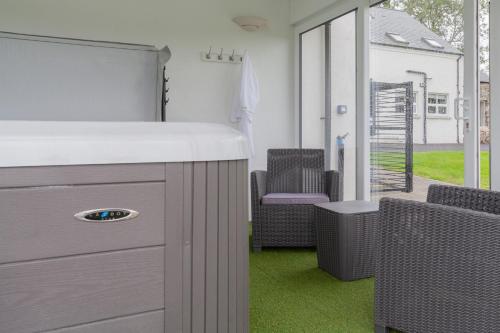 Pezsgőfürdő, Beautiful mountain views & private hot tub in Templepatrick