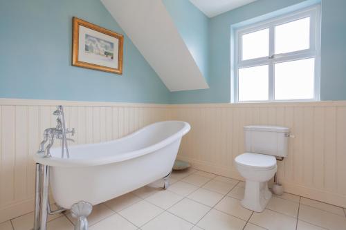 Fürdőszoba, Beautiful mountain views & private hot tub in Templepatrick