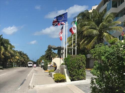 01 Ocean View Terrace cozy 1 bdrm apartment Beach Front Brisas Cancun Zona Hotelera