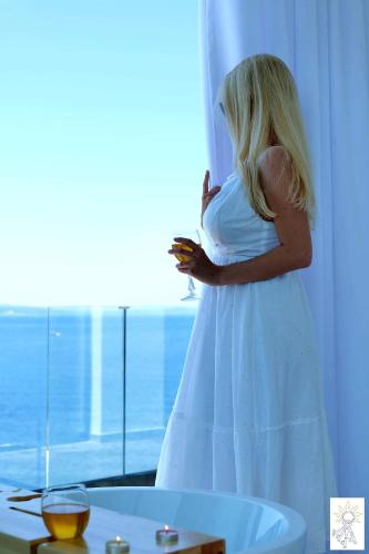 Deluxe Double Room with Balcony and Sea View image 9
