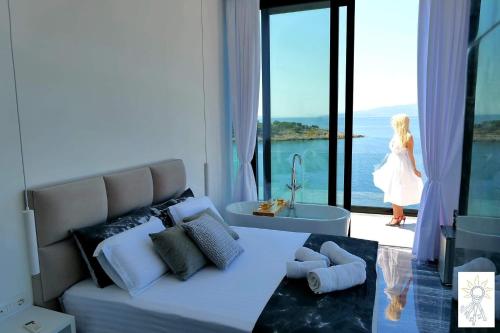 Deluxe Double Room with Balcony and Sea View image 10