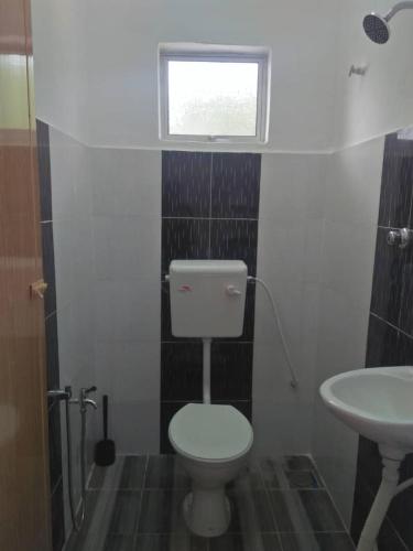 a bathroom with a toilet and a sink, FAFA ROOMSTAY TANJUNG MALIM in Tanjong Malim (Perak)