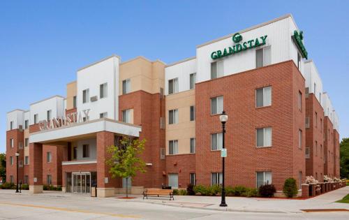 GrandStay Hotel & Suites Downtown Sheboygan GrandStay Hotel & Suites Downtown Sheboygan is conveniently located in the popular Sheboygan area. The hotel has everything you need for a comfortable stay. Take advantage of the hotels 24-hour front