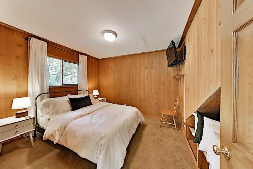 Classic Chalet Hideaway in Moonridge home - image 4