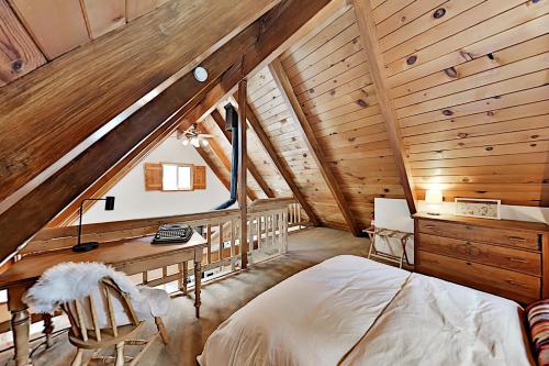 Classic Chalet Hideaway in Moonridge home - image 6