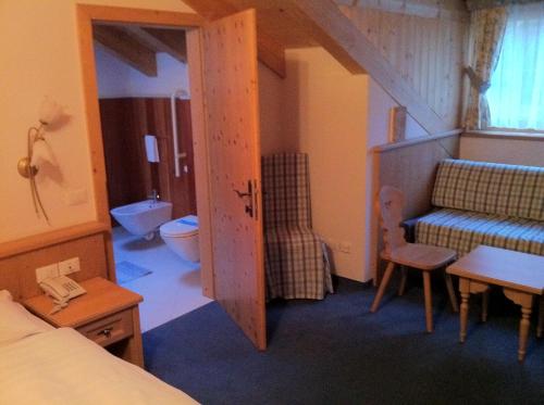 1 twin bed, 1 sofa bed