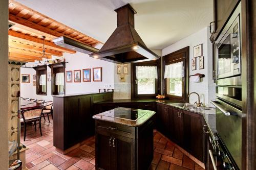 ห้องครัว, Villa Szalamandra - az Erdoszele in กาลยาเทโต