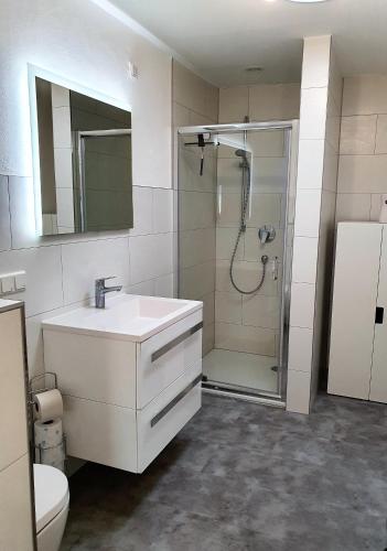 Bathroom, Pension Nickel Ferienwohnung II Waldstraße 18 Alsbach-Hahnlein in Alsbach
