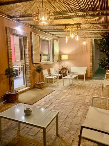 Exterior view of B&B Don Save