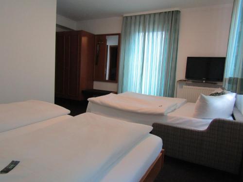 1 queen bed, 1 sofa bed