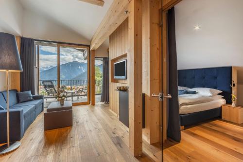 Suite with Terrace and Mountain View
