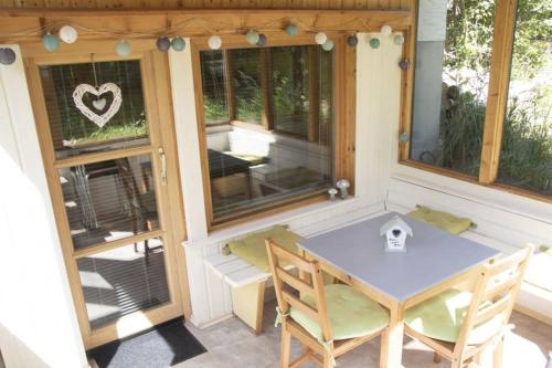 Ferienwohnung - Große Souterrain Wohnung mit Wintergarten