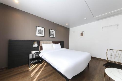 Standard Double Room image 7