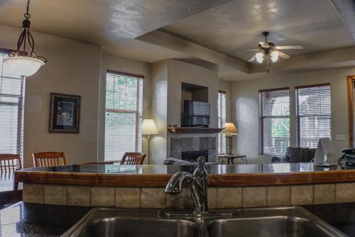 Foxpoint condo - main image