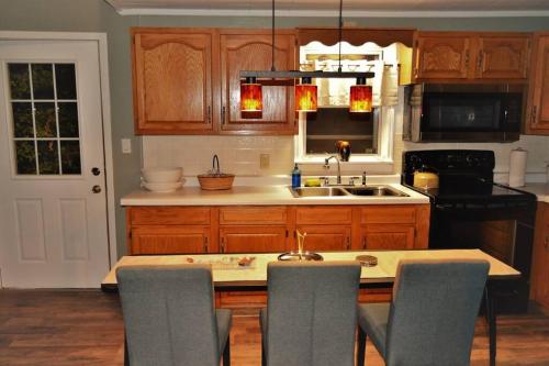 . The Bungalow An Inviting Retreat with a Spacious Backyard for BBQs