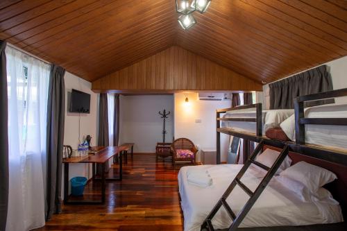 Joe Fisherman Inn Room Type - Family Room with Mountain View