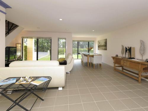 Bagnall Views Stylish and modern duplex across the road to the waters edge