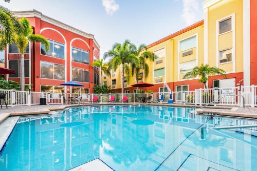 Holiday Inn Express Hotel & Suites Bradenton West, an IHG Hotel