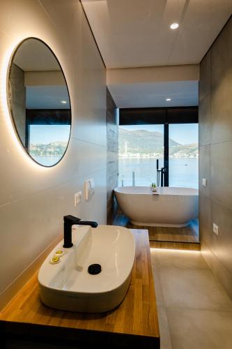 Deluxe Double Room with Sea View image 10