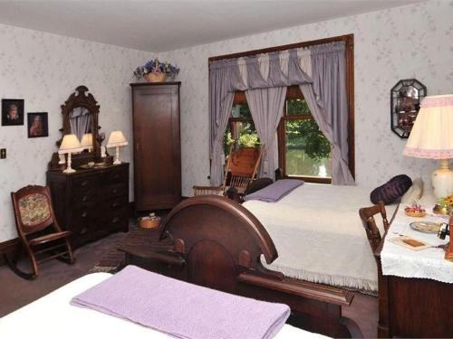 1 queen bed, 1 twin bed