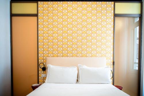 Deluxe Double or Twin Room image 10