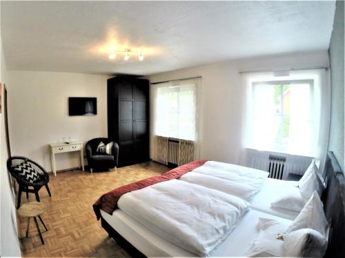 1 king bed, 1 twin bed