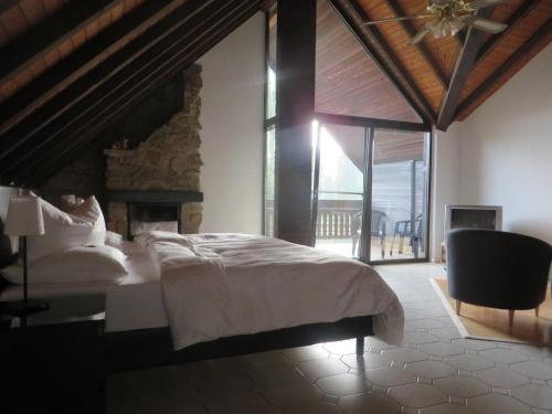 1 king bed, 1 twin bed