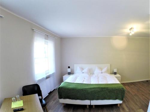 1 queen bed, 1 sofa bed