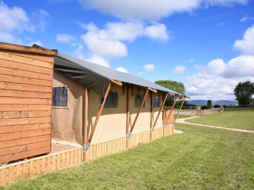 Зовнішній вигляд готелю, Carr's Hill Luxury Safari Tents in Денні