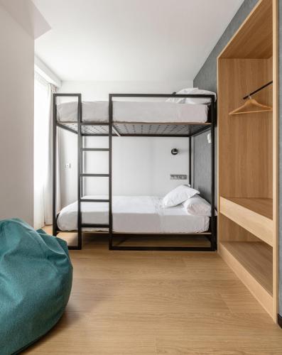 1 double bed, 2 bunk beds