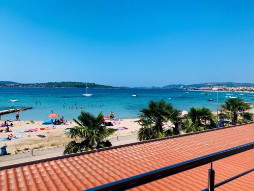 Double Room with Balcony and Sea View image 9