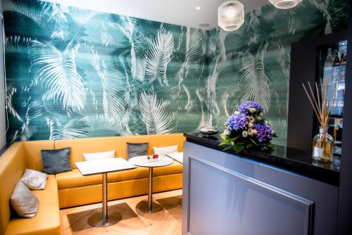 Pub/Lounge, Boutique Centrale Palace near Spanish Steps (Piazza di Spagna)
