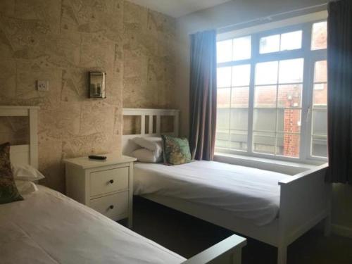 Twin room, shower