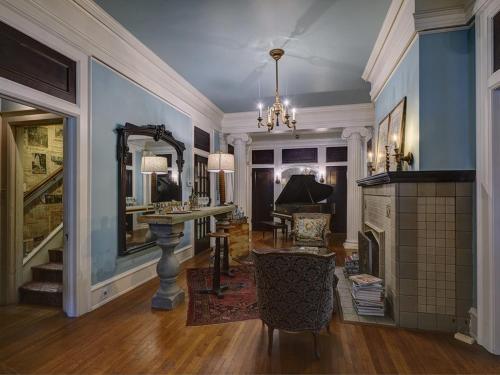 บริการและสิ่งอำนวยความสะดวก, ดิอิงลิช เมอร์แชนต์ส อินน์ (The English Merchant's Inn) in วาซาฮาชี (TX)