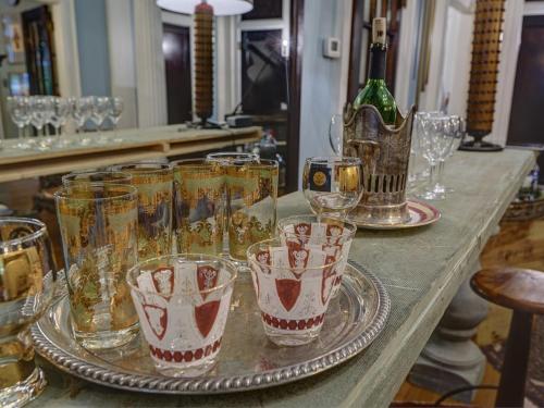 บริการและสิ่งอำนวยความสะดวก, ดิอิงลิช เมอร์แชนต์ส อินน์ (The English Merchant's Inn) in วาซาฮาชี (TX)