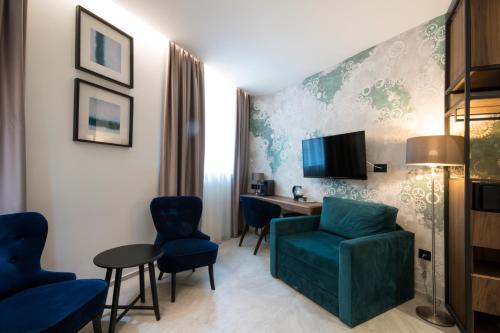 The Location Hotel - image 5