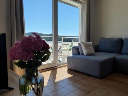 2 bedrooms, 5 beds