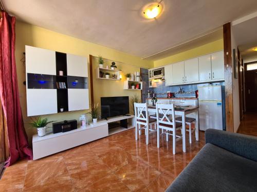 Vida Loca only 190 meters to the sea, balcony, sea view, pool, Wifi