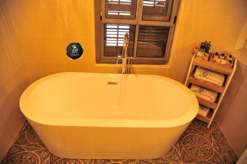 Vonios kambarys, Salah Aldin House in Akas